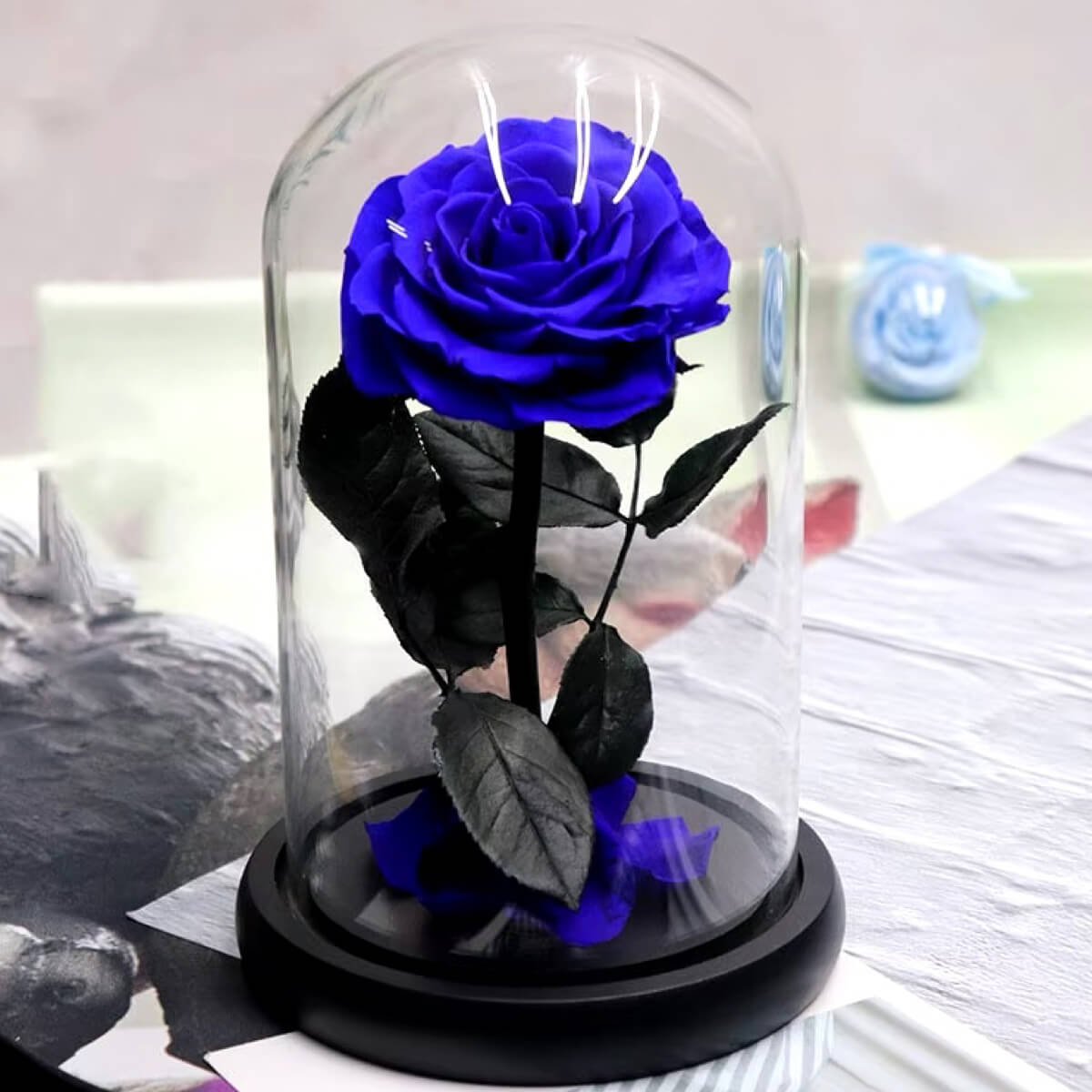 Trandafir Criogenat Albastru Bella în cupolă elegantă de sticlă, cadou personalizat cu mesaj unic, ideal pentru aniversări sau ocazii speciale.