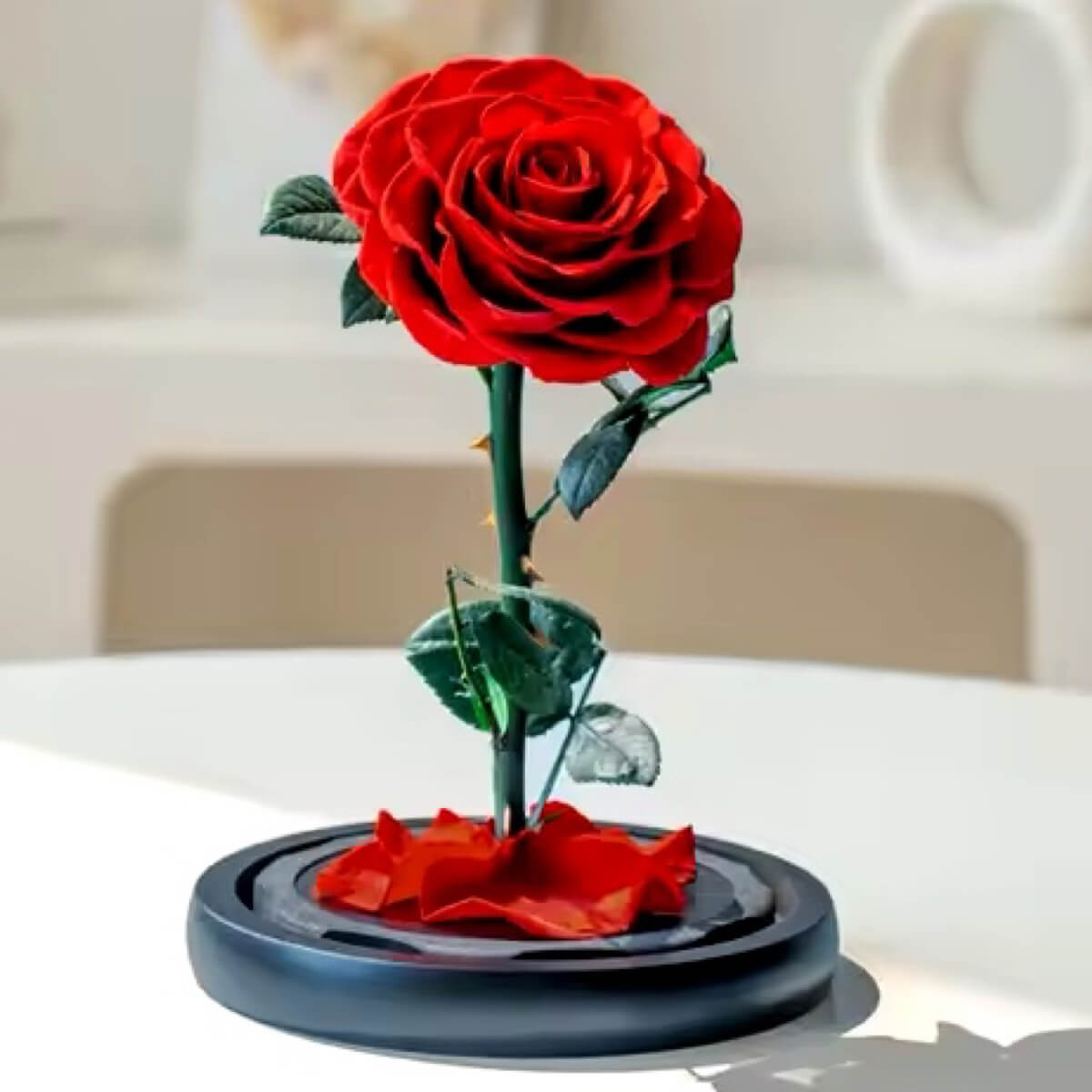 Trandafir Criogenat Bonita Roșu fără cupolă, pe suport negru, perfect pentru decor elegant sau cadou cu mesaj personalizat