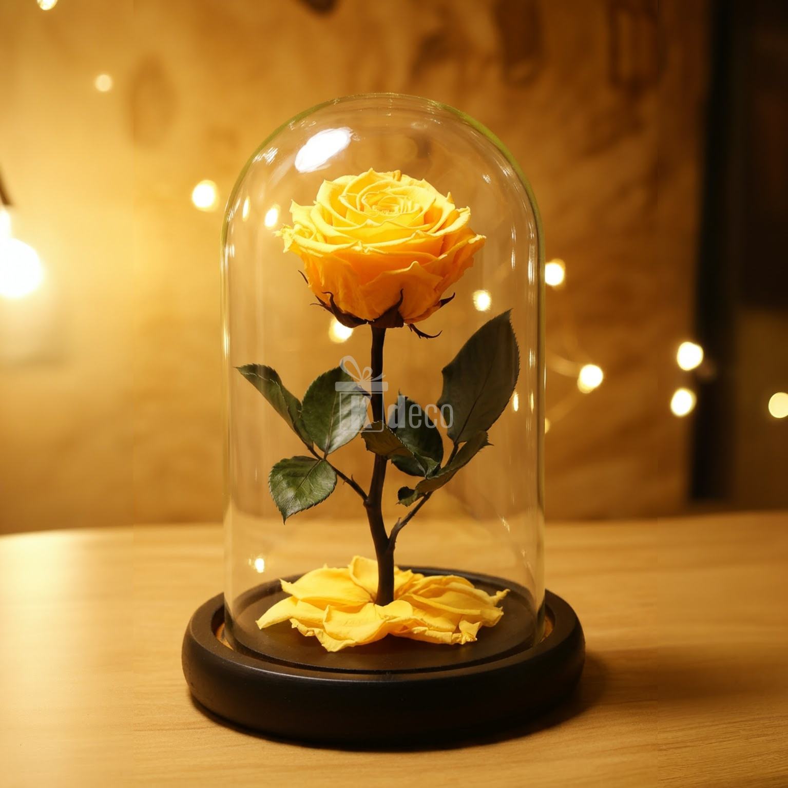 Aranjament floral cu trandafir galben criogenat în cupolă de sticlă, perfect ca decor romantic sau cadou special pentru ocazii festive.