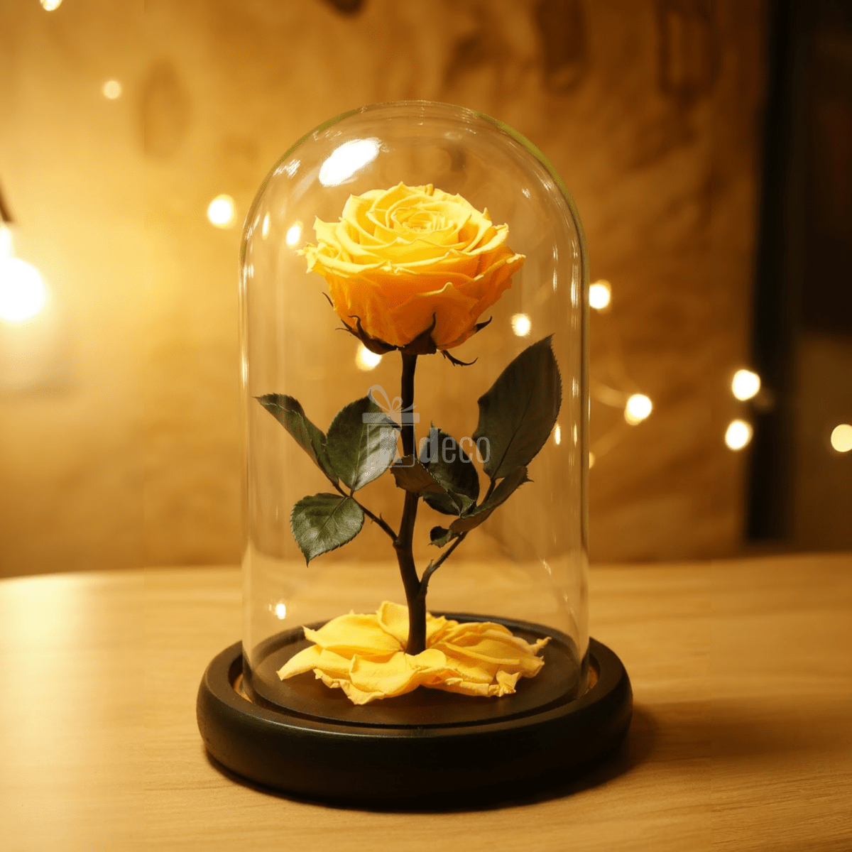 Aranjament floral cu trandafir galben criogenat în cupolă de sticlă, perfect ca decor romantic sau cadou special pentru ocazii festive.