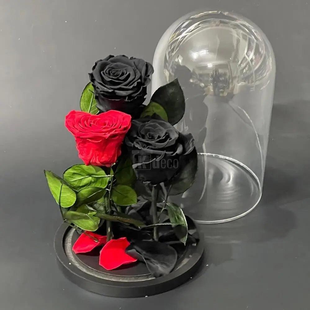 Trandafiri criogenati 2 negri și 1 roșu în formă de inimă, prezentare fără cupolă, decor floral deosebit pentru cadouri de neuitat.