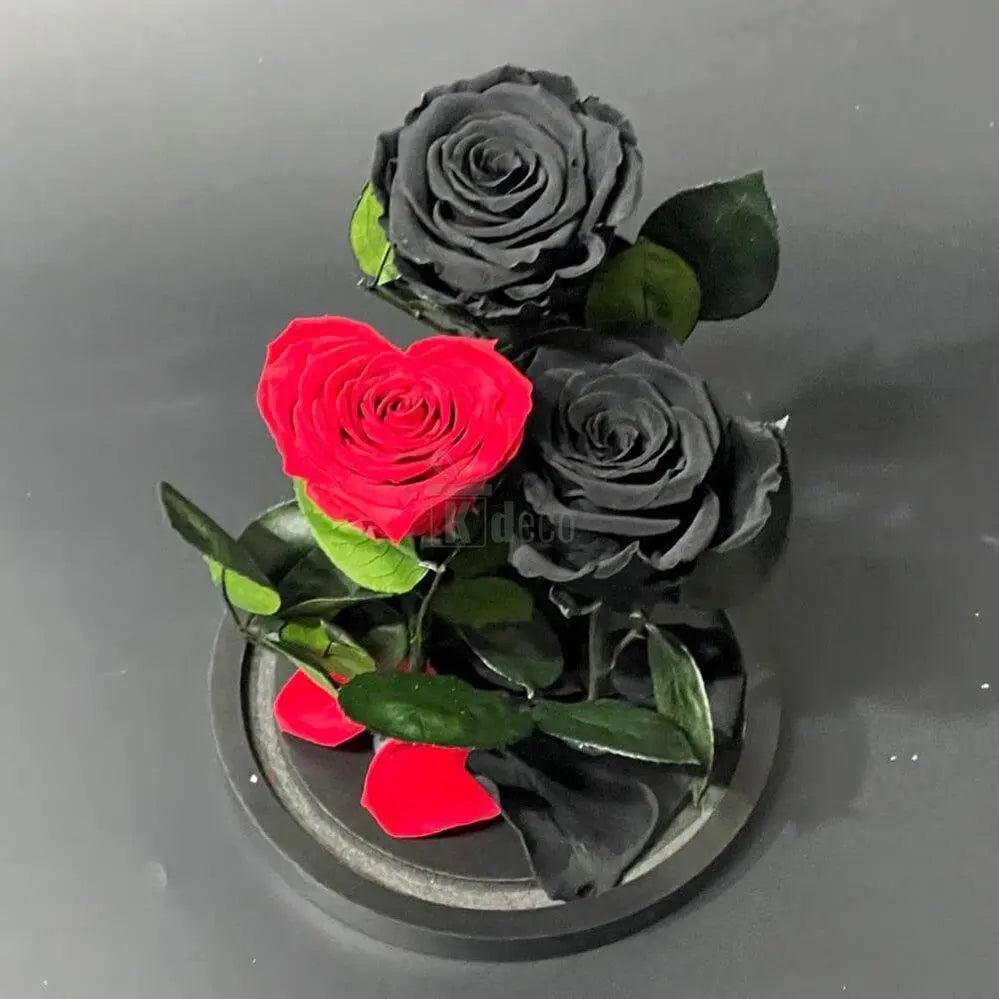 Aranjament romantic cu trandafiri criogenati: 2 negri și 1 roșu în formă de inimă, ideal pentru cadouri de Valentine's Day sau aniversări.