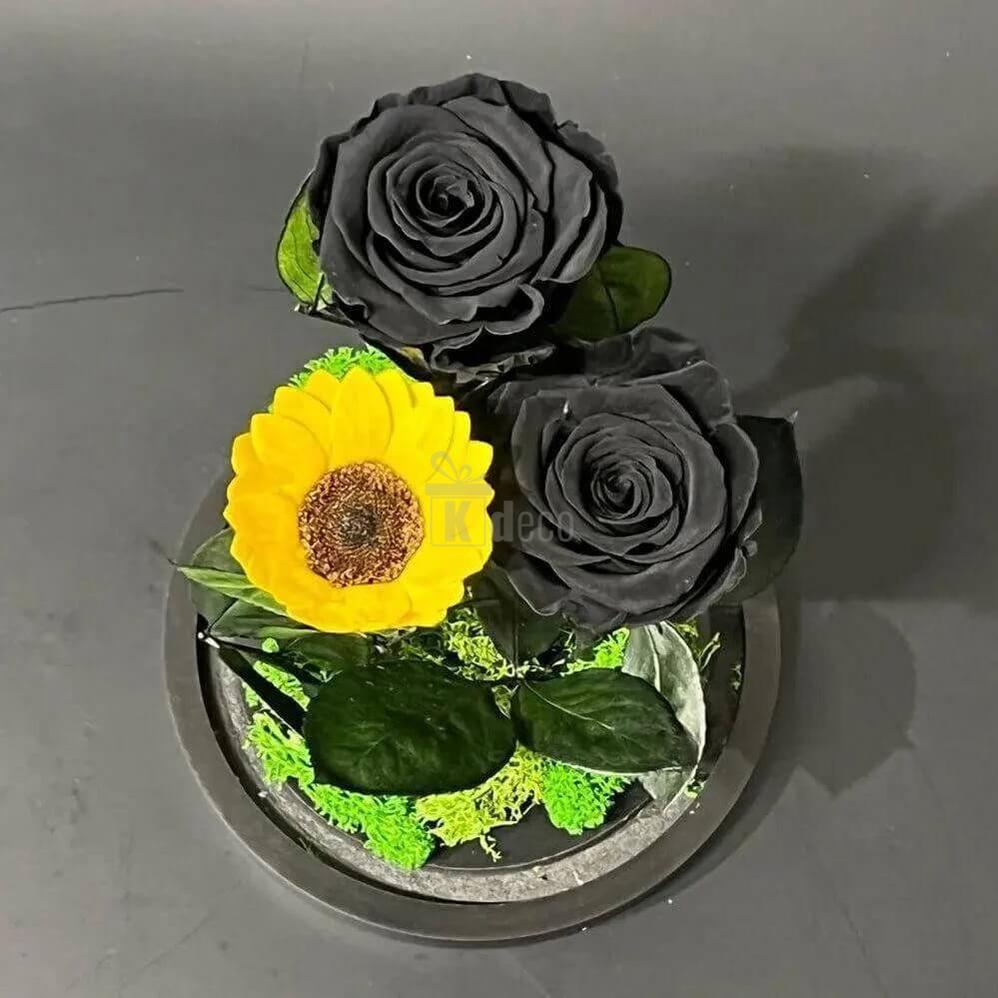 Trandafiri Criogenati Negri cu Floarea Soarelui Galbena în Cupola de Sticla - Kdeco.ro