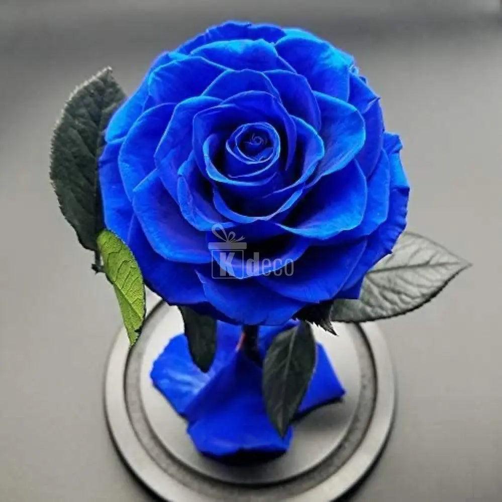 Detaliu Trandafir Criogenat Albastru Bonita, floare nemuritoare în aranjament floral de lux, perfect pentru cadouri speciale.