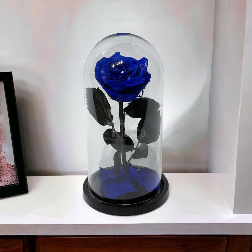 Trandafir Criogenat Albastru Premium în cupolă de sticlă de 8cm, expus pe o etajeră albă, perfect pentru decor și cadouri speciale.