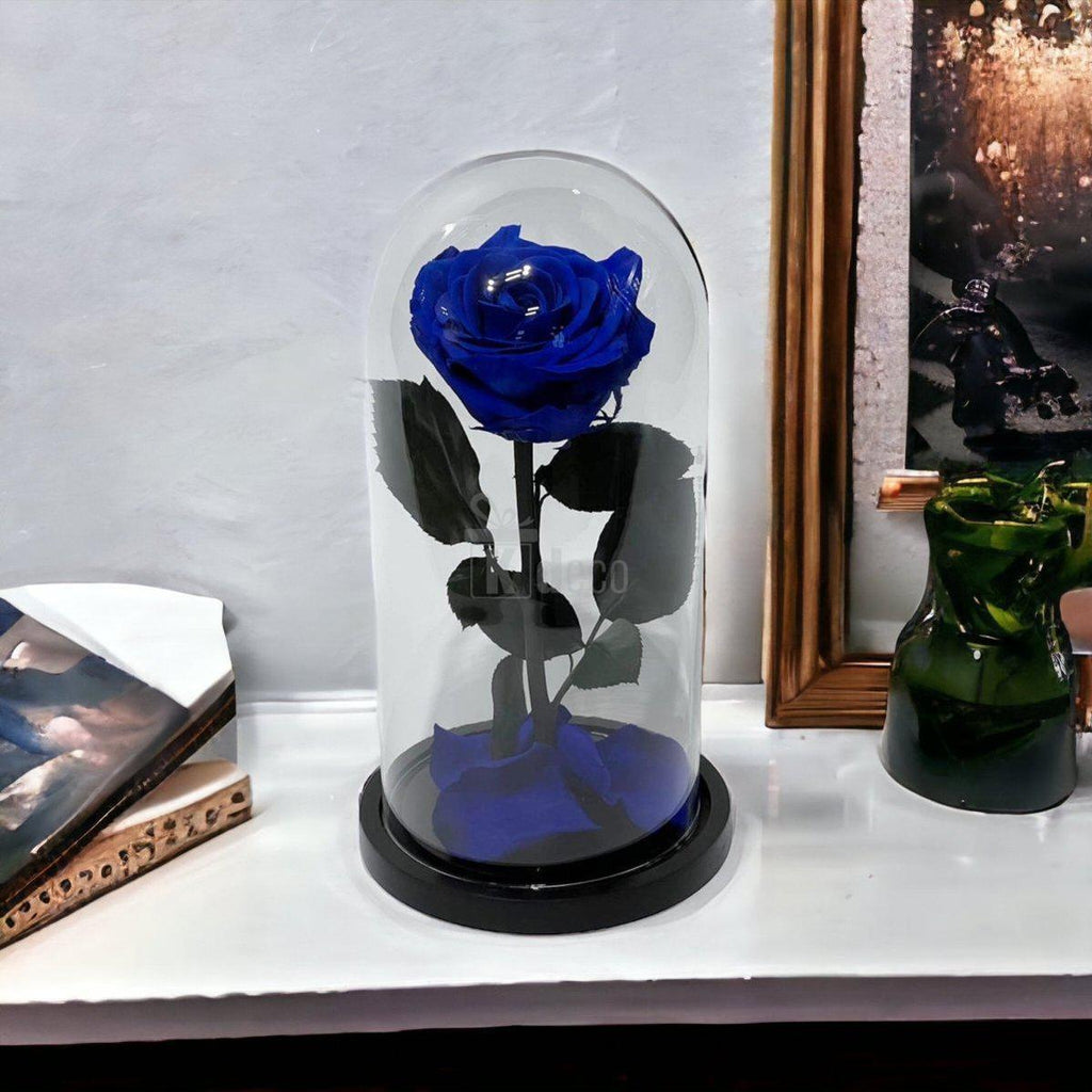 Trandafir Criogenat Etern Albastru Premium în cupolă de sticlă, decorat pe o comodă, cadou de lux pentru aniversări și ocazii speciale.