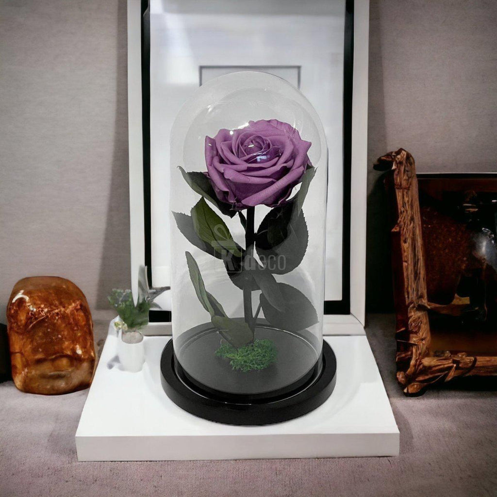 Trandafir Criogenat Etern Lila în cupolă de sticlă, decorat pe o etajeră modernă, ideal pentru cadouri de ziua ei sau aniversări.