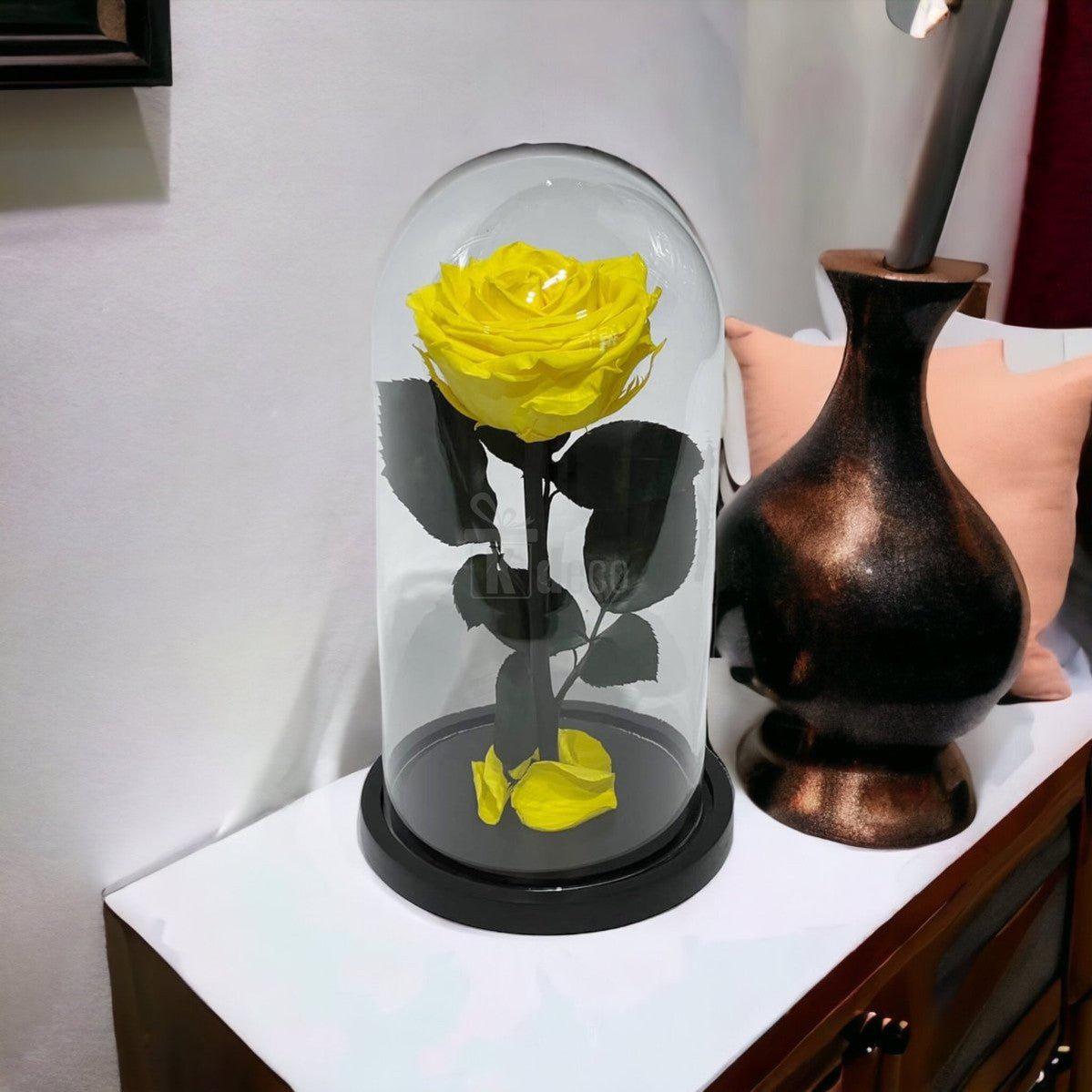 Trandafir Criogenat Galben Excepțional în Cupolă de Sticlă, amplasat pe mobilier, ideal pentru cadouri personalizate și decor romantic.