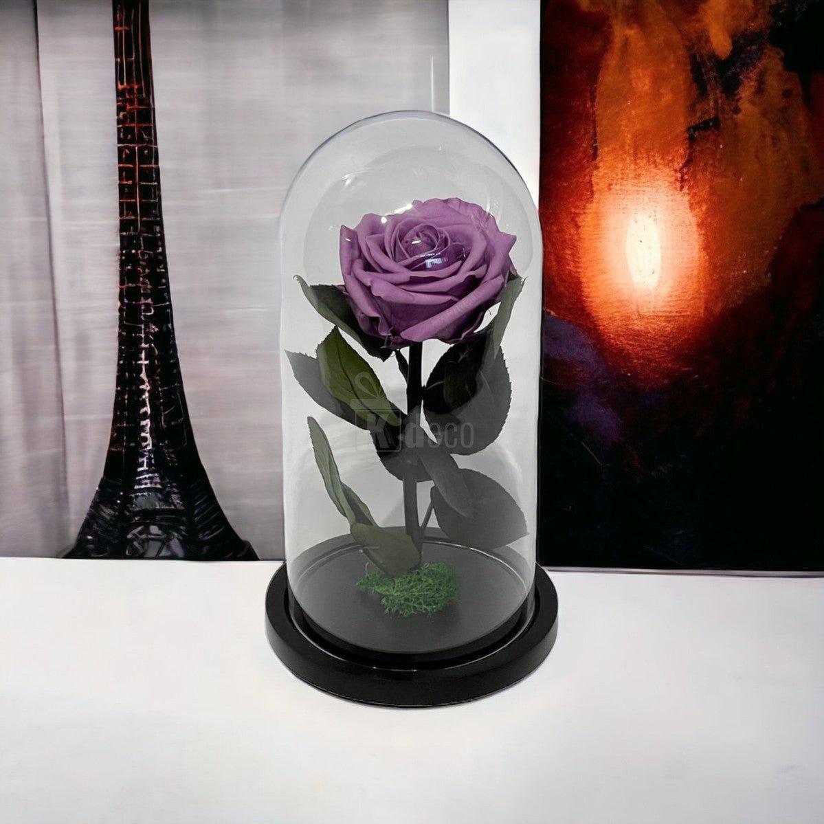 Trandafir Criogenat Lila în cupolă de sticlă, plasat într-un decor artistic, perfect pentru cadouri romantice și elegante.