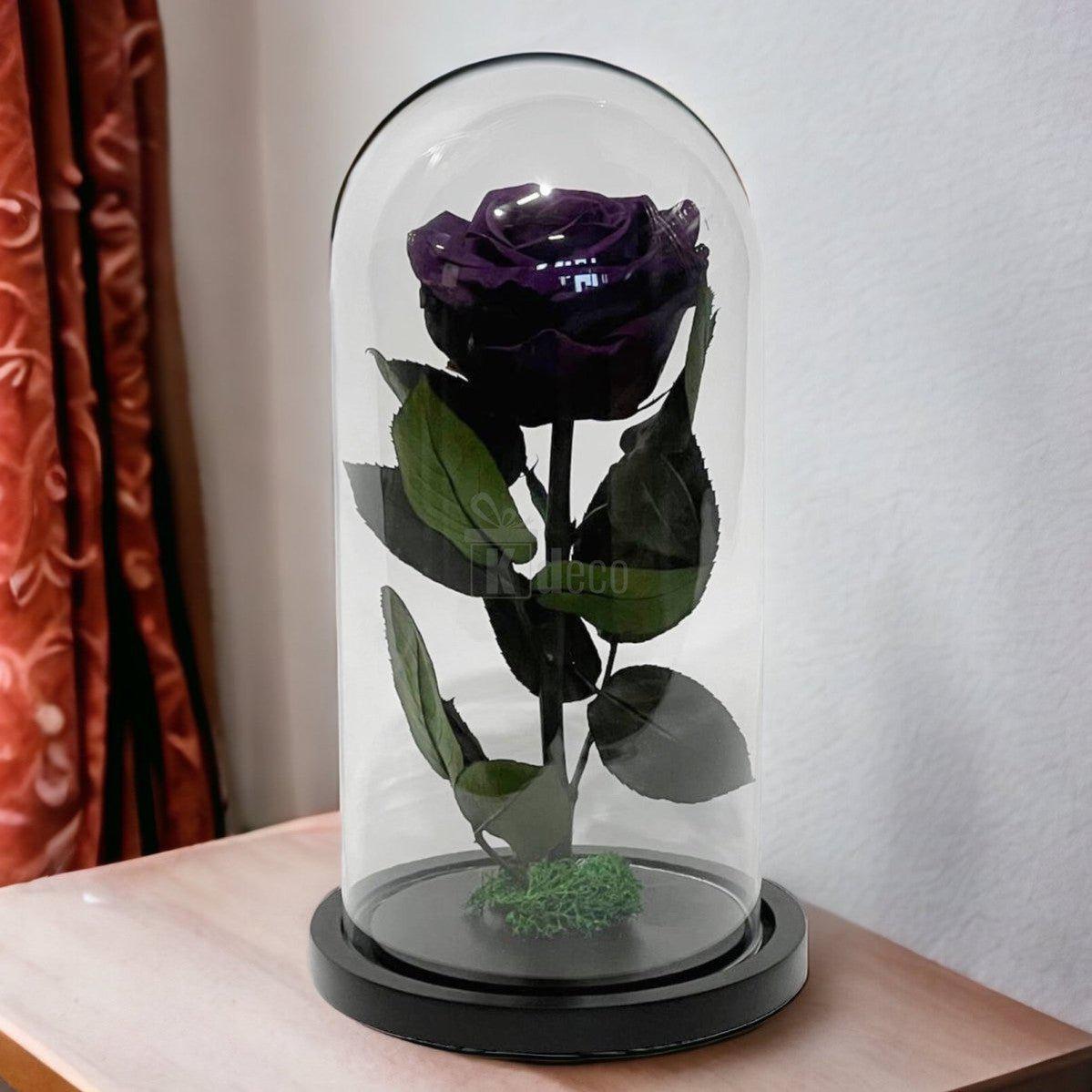 Trandafir Criogenat Etern Mov în cupolă de sticlă pe suport negru, decor floral premium pentru cadouri deosebite și ocazii speciale.